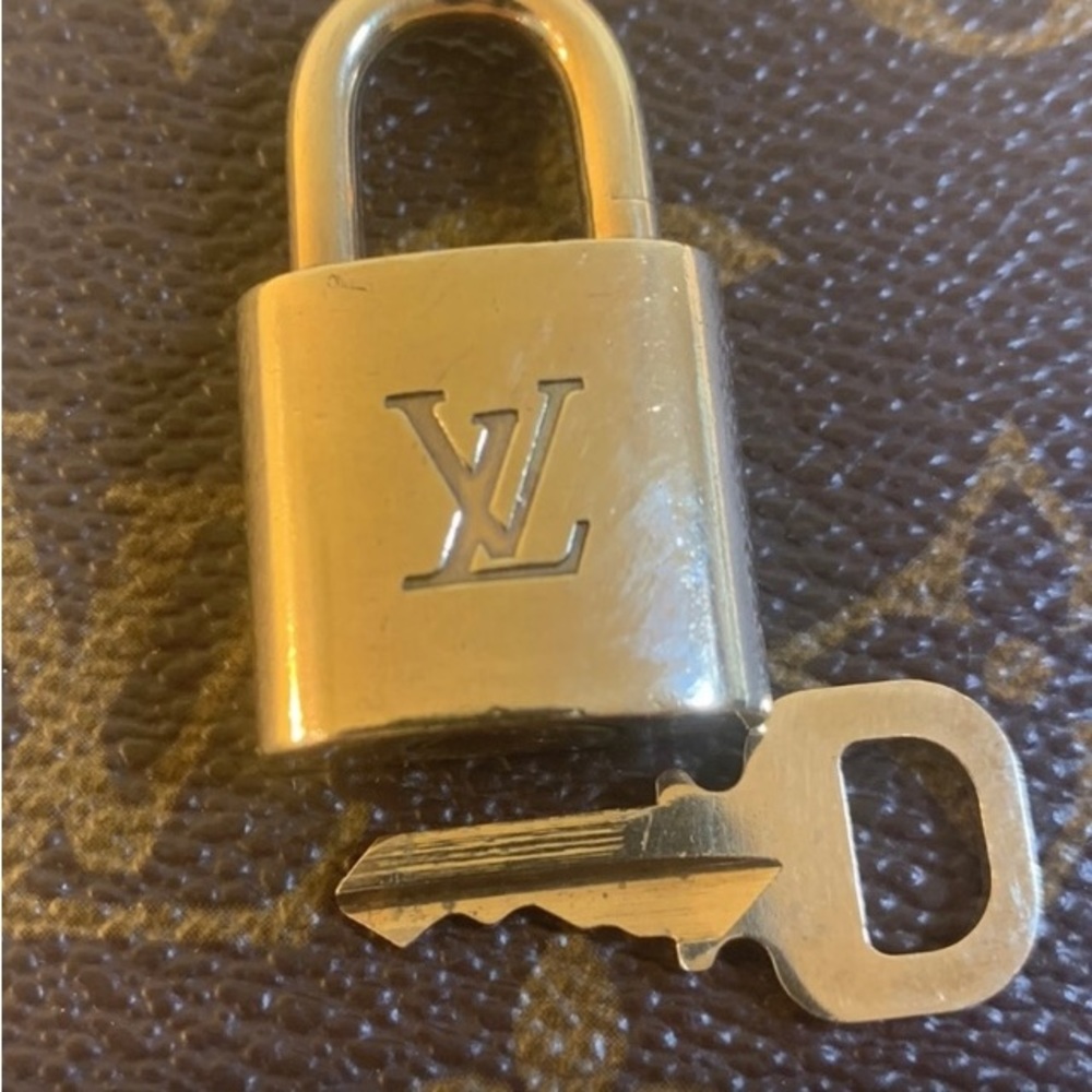 Louis Vuitton #307 lock 🔐 & Key
